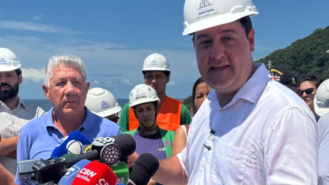 Governador Ratinho Junior durante visita à obra da Ponte de Guaratuba, no litoral do Paraná.