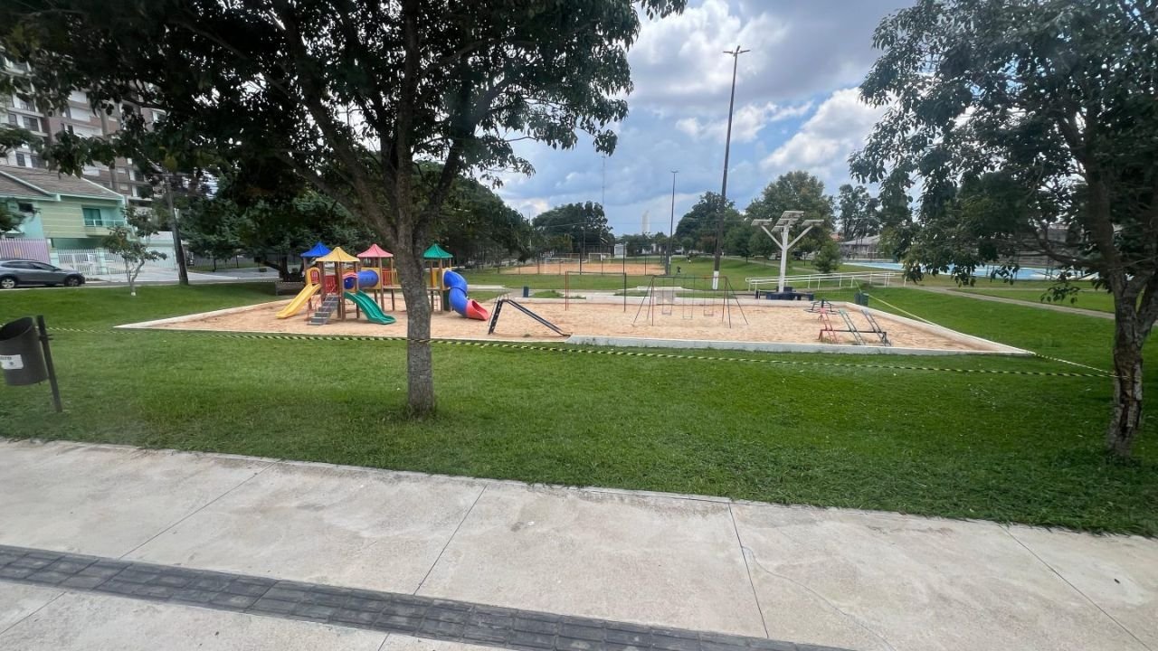 Área do parquinho da Praça Ucrânia, em Guarapuava, isolada pelo Corpo de Bombeiros devido à presença de um enxame de abelhas.