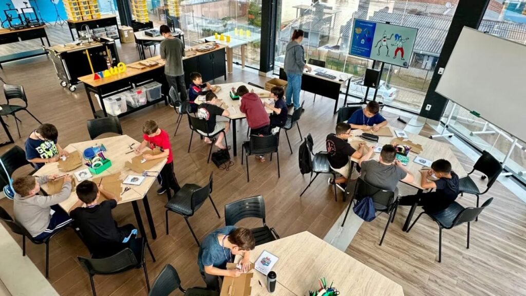 Projeto Guarabot ensina robótica e programação para alunos da rede municipal de Guarapuava