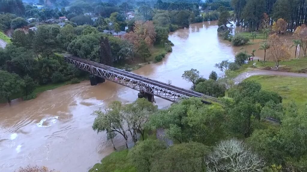 Vista aérea do Rio Jordão em Guarapuava, rio que nasce da união dos rios Bananas e das Pedras na Serra da Esperança.