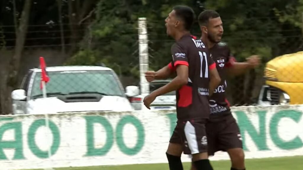 Jogadores de Batel e Rio Branco em partida da Segundona Sanepar 2026 no estádio Waldomiro Gelinski em Guarapuava