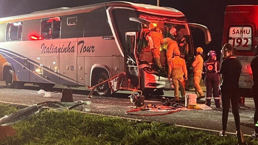 Acidente entre ônibus que transportava pacientes de Foz do Iguaçu e caminhão na BR-277 em Guarapuava.