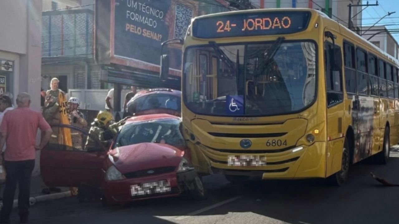Acidente entre ônibus da linha Jordão e Ford Ka no cruzamento das ruas Senador Pinheiro Machado e Capitão Rocha em Guarapuava. Foto: Reprodução/ Redes Sociais