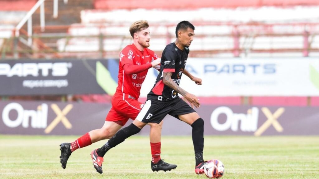 Jogadores de Batel e Paranavaí em disputa de bola pela Segundona Sanepar