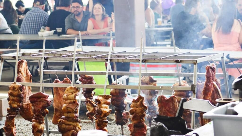 Abraseiros 2026 reuniu mestres do fogo, cervejarias artesanais e milhares de visitantes no Centro de Eventos Agrária, em Guarapuava.