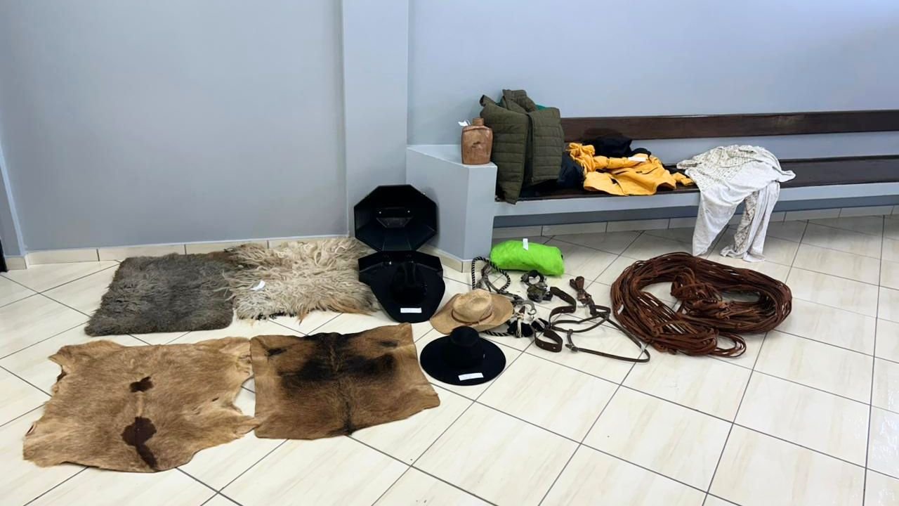 Objetos recuperados pela Polícia Civil após furto em trailer durante rodeio no Rancho Palomino em Turvo