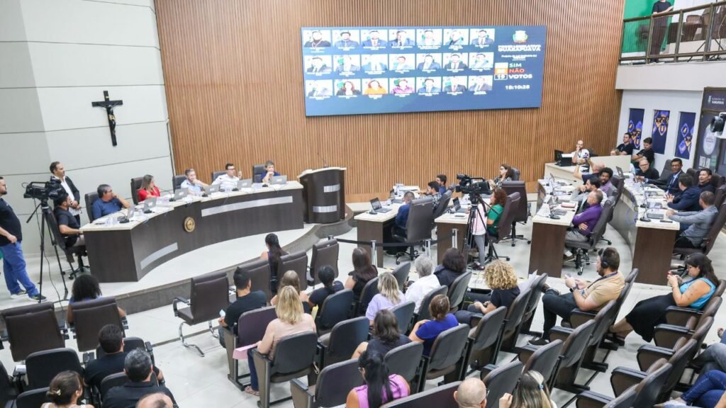 Sessão da Câmara de Guarapuava durante aprovação de projeto que reconhece visão monocular como deficiência visual