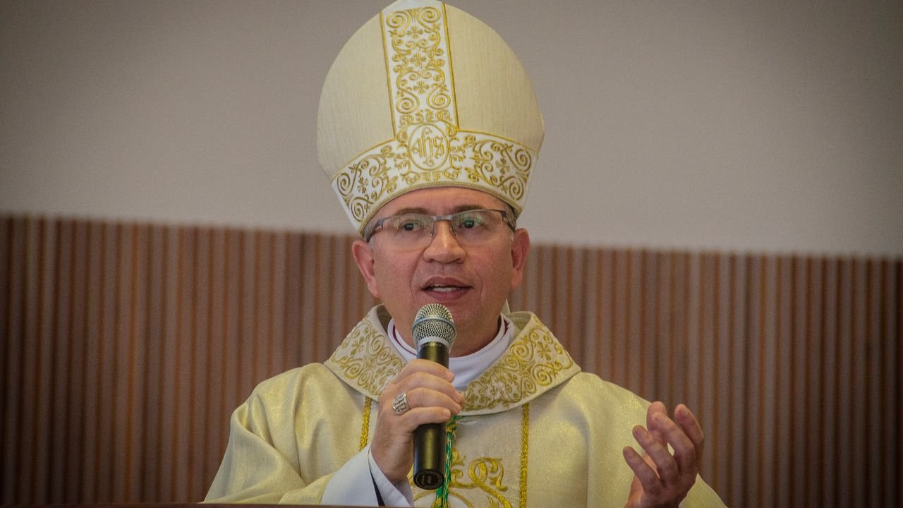Dom Amilton se pronunciou durante missa na Catedral Nossa Senhora de Belém e pediu perdão à comunidade católica. Foto: Reprodução/Transmissão