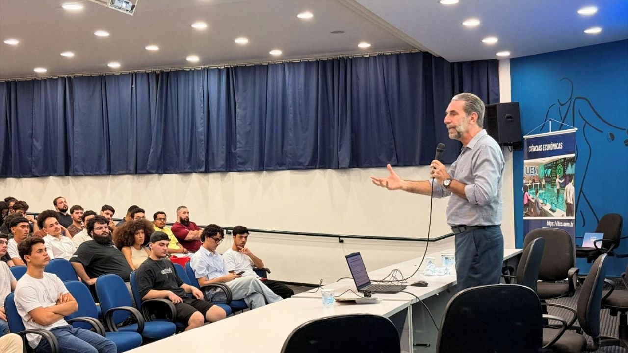 Enio Verri durante aula magna sobre desenvolvimento sustentável na UEM