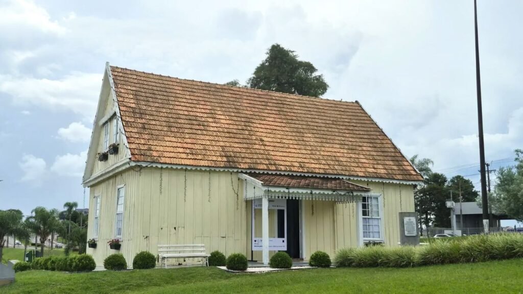 Casa do Coelhinho na Praça do Imigrante durante a programação de Páscoa em Guarapuava