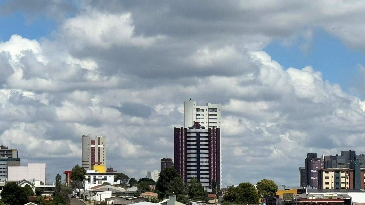 Céu aberto e ensolarado em Guarapuava durante fim de semana