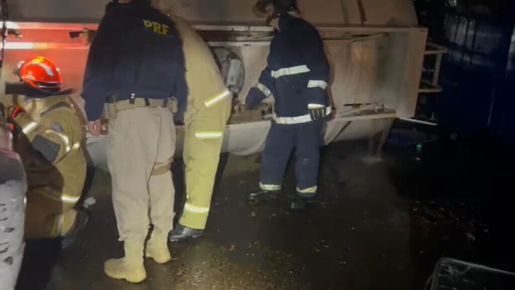 Acidente entre caminhões provoca vazamento de combustíveis na BR-277 em Prudentópolis