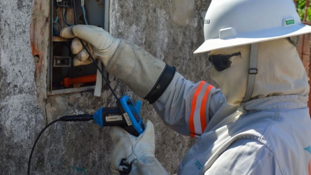 Equipe da Energisa identifica ligações clandestinas e fraudes de energia em Guarapuava