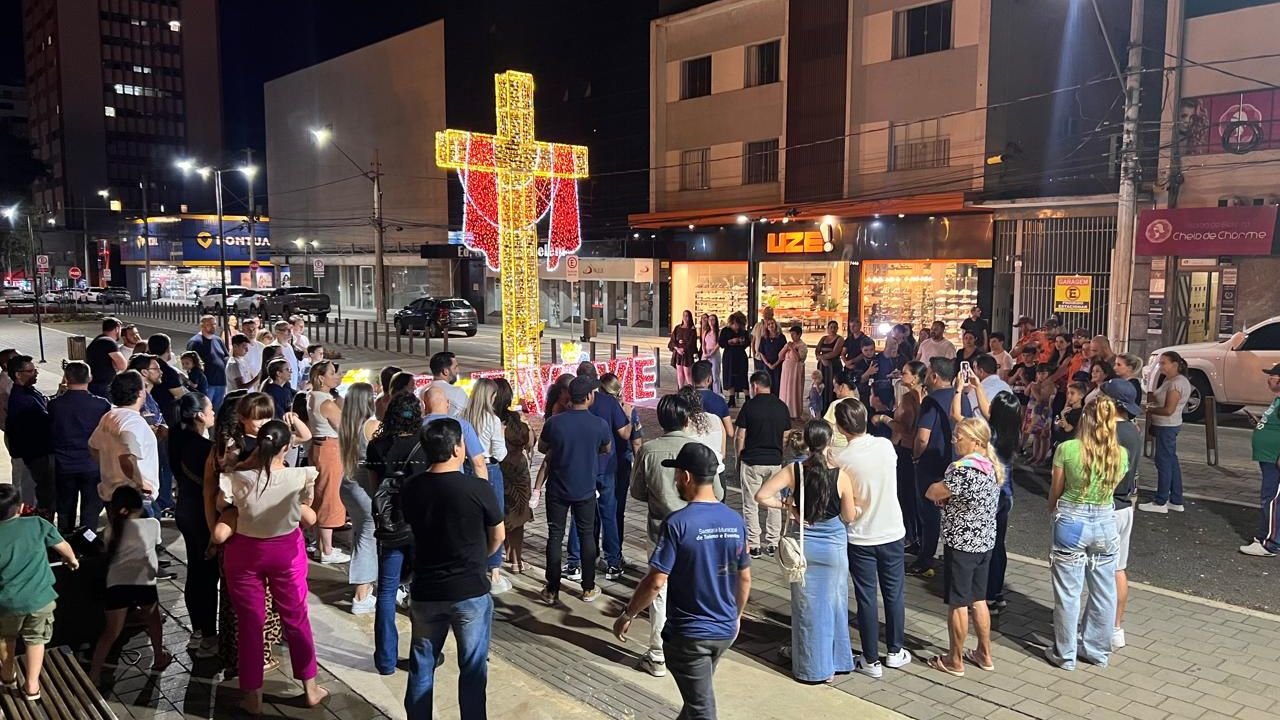 cruz iluminada Guarapuava