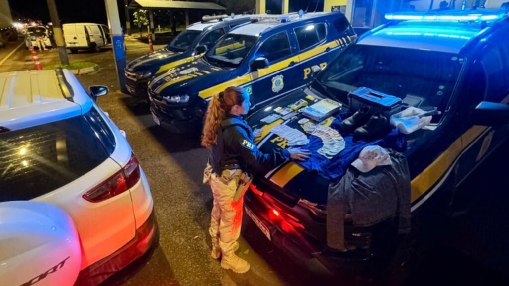 Materiais apreendidos pela PRF com dupla suspeita de aplicar golpes em motoristas em cidades do Paraná.