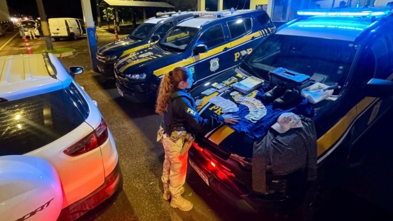 Materiais apreendidos pela PRF com dupla suspeita de aplicar golpes em motoristas em cidades do Paraná.