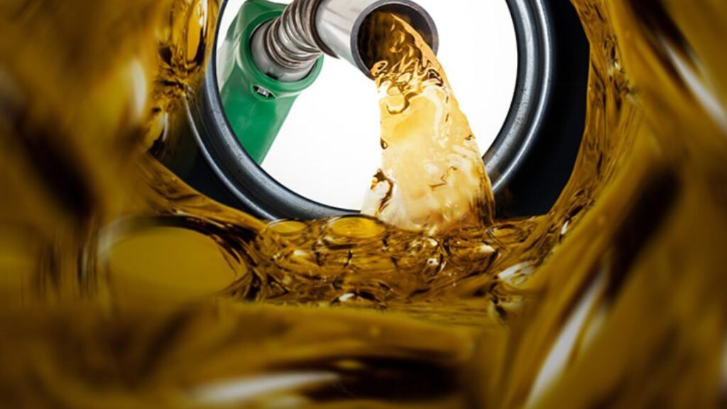 Máquina agrícola sendo abastecida com diesel durante colheita no Paraná