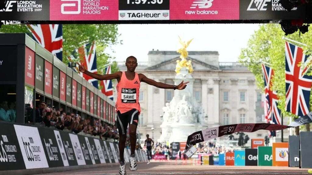 Sebastian Sawe durante a Maratona de Londres em que correu abaixo de duas horas