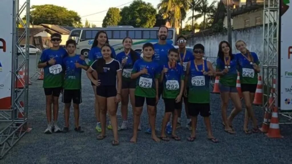 Equipe infantil de Guarapuava conquistou 17 medalhas em festival de atletismo em Timbó (SC). Fotos: Divulgação/ Prefeitura de Guarapuava