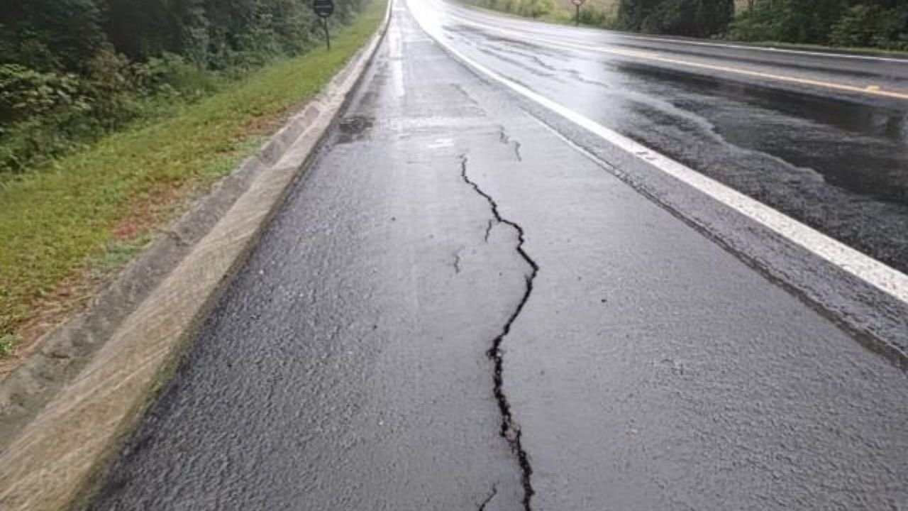Interdição parcial no km 212 da BR-277, em Palmeira, altera o tráfego após danos no pavimento. Motoristas devem redobrar a atenção.