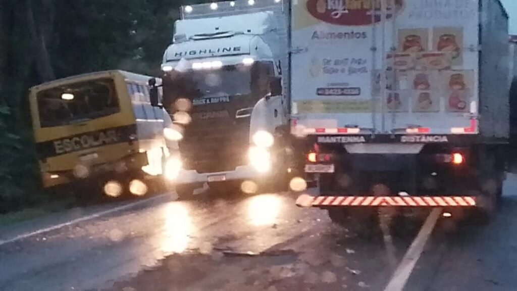 Engavetamento com escolar e caminhões deixa adolescente ferido na BR-277 em Prudentópolis