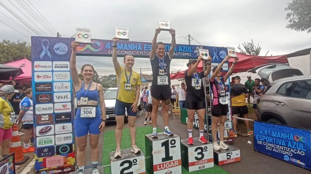 Participantes da corrida Manhã Esportiva Azul em Guarapuava durante evento de conscientização do autismo