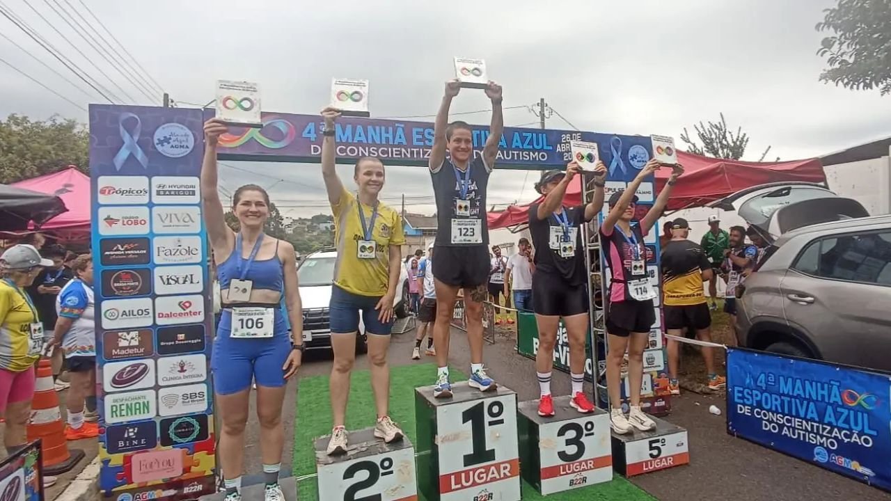 Participantes da corrida Manhã Esportiva Azul em Guarapuava durante evento de conscientização do autismo