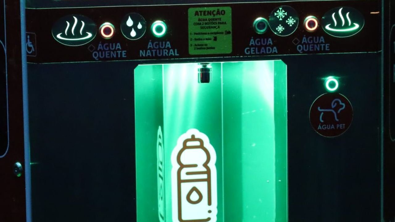 Totem de água instalado na Lagoa das Lágrimas em Guarapuava com opções de água e espaço para pets