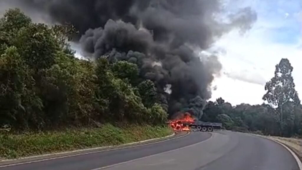 Acidente entre caminhão e carreta com explosões na BR-153, em General Carneiro, deixa um morto, confirma o IML.