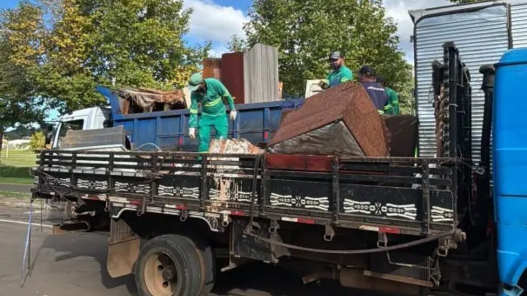 Caminhão da coleta recolhendo móveis descartados em ação Cata-Treco em Guarapuava