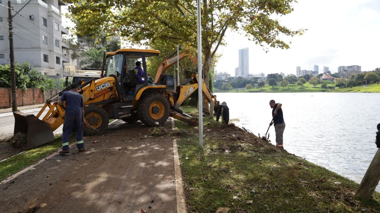 Prefeitura realiza retirada de vegetação em lagos da cidade para manutenção dos espaços públicos