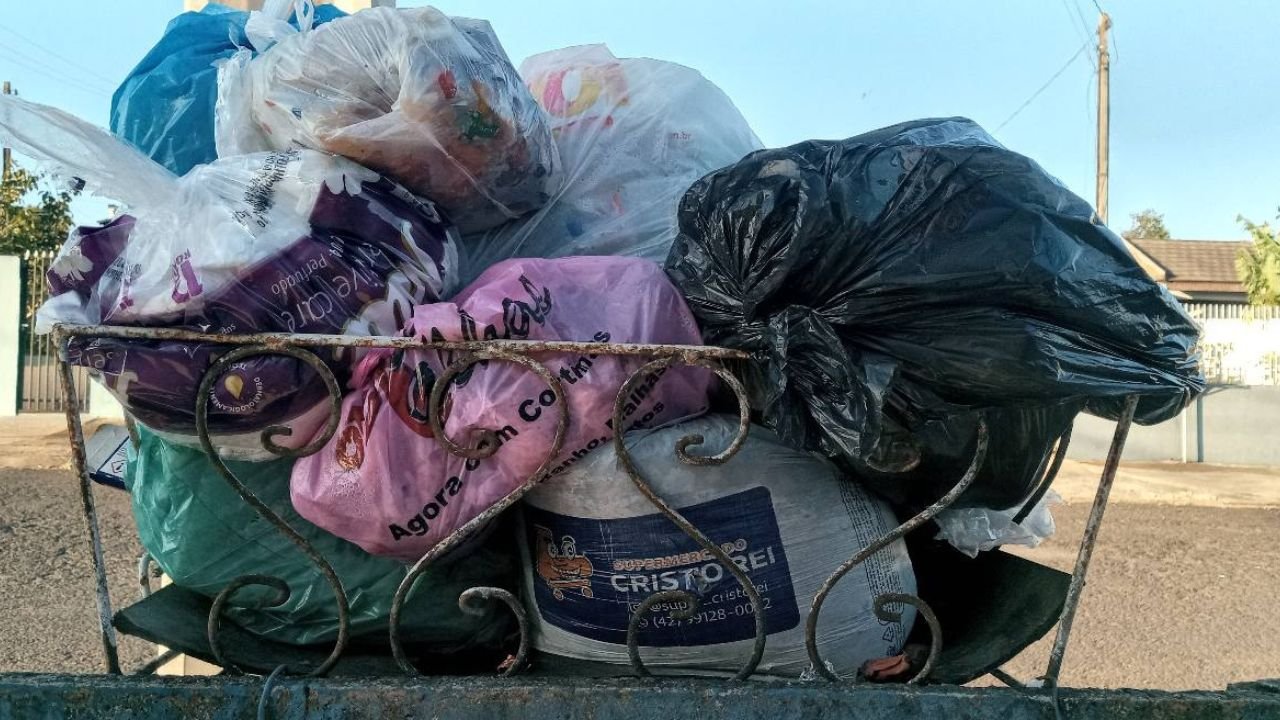 Lixo acumulado em rua de Guarapuava após reclamações de falta de coleta