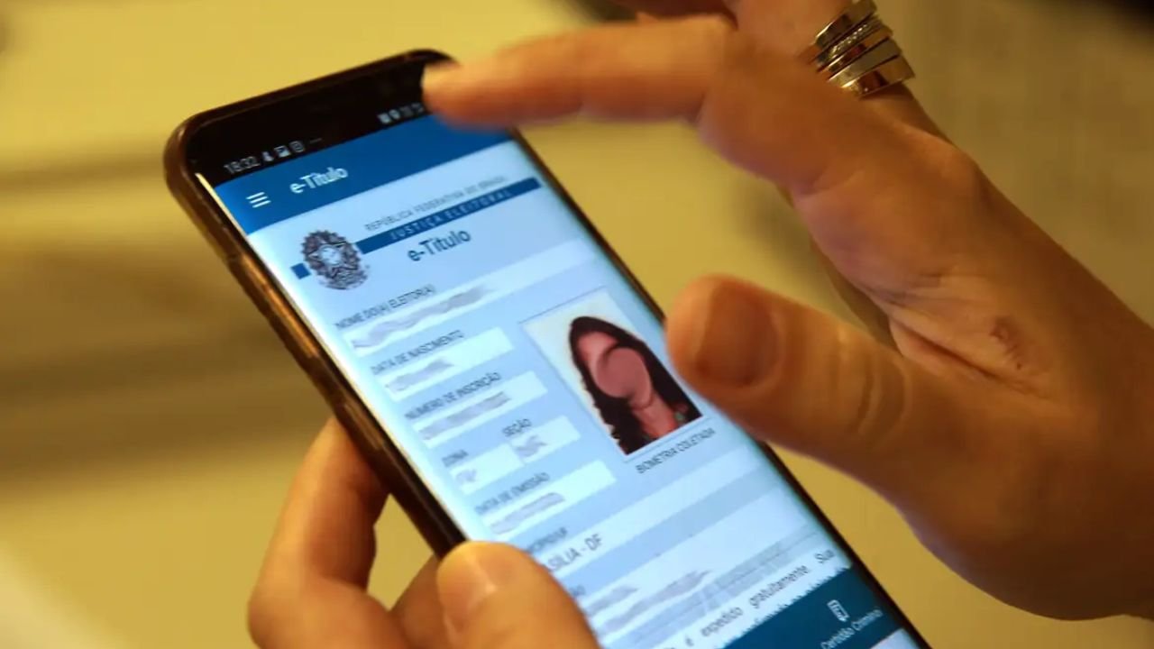 Eleitor realizando atendimento para regularizar título de eleitor na Justiça Eleitoral