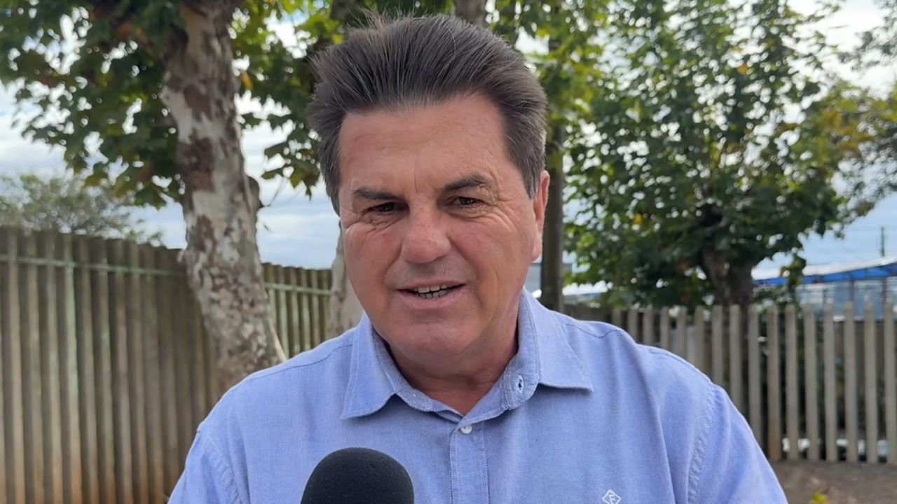 Prefeito Denilson Baitala durante entrevista ao Atento News