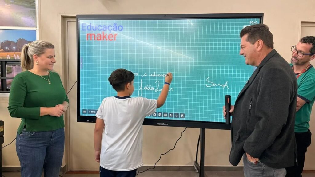 Equipamentos tecnológicos entregues para escolas e CMEIs de Guarapuava como parte de investimento em educação