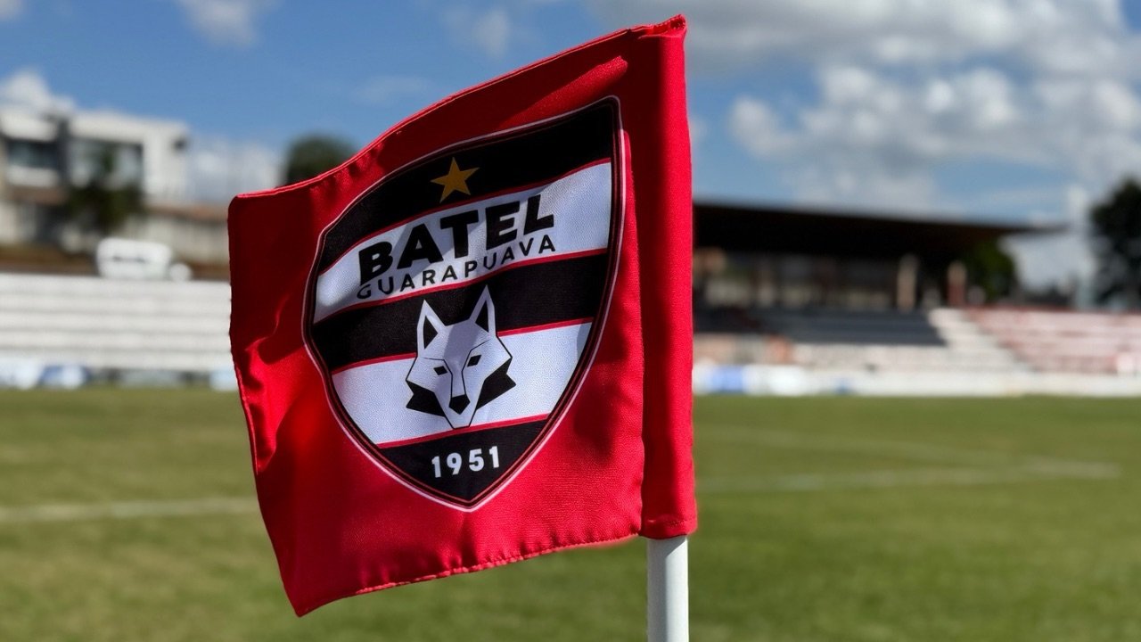 Bandeira com escudo do Batel, em campo. Foto. William Batista/ Atento News