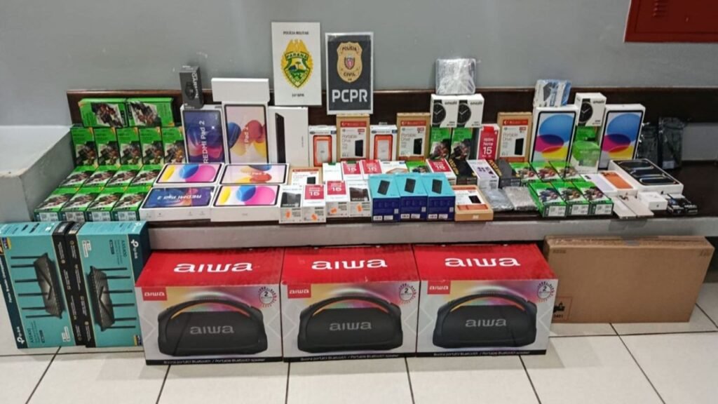 Celulares e outros eletrônicos apreendidos pela polícia durante abordagem na BR-277, em Guarapuava.