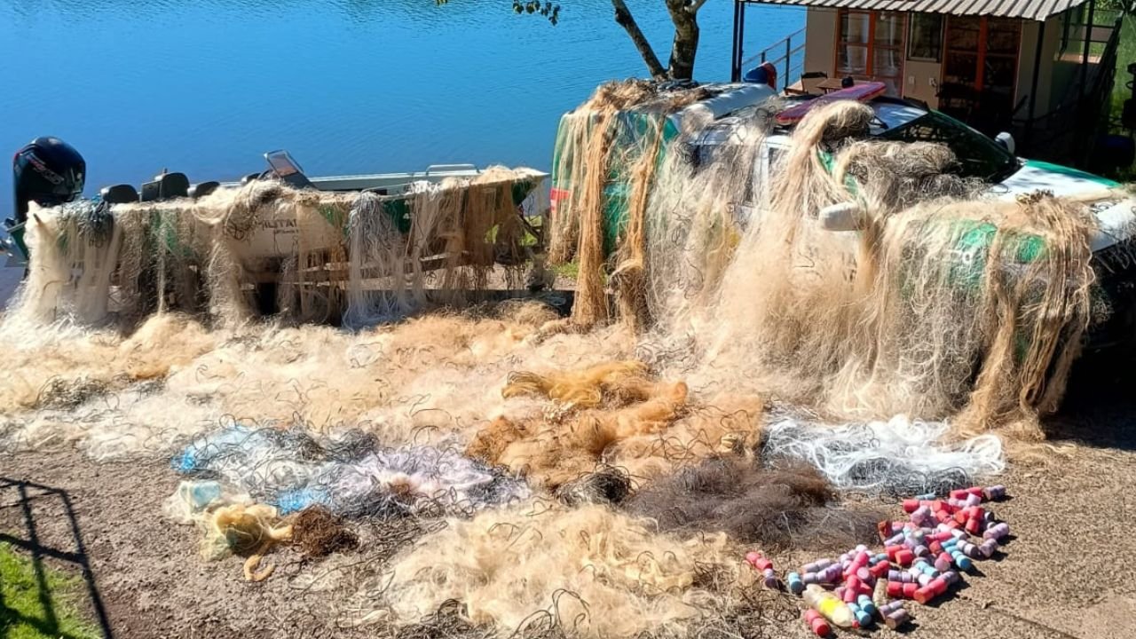 Redes e materiais usados em pesca irregular apreendidos pela Polícia Ambiental durante fiscalização nos rios Iguaçu e das Cobras