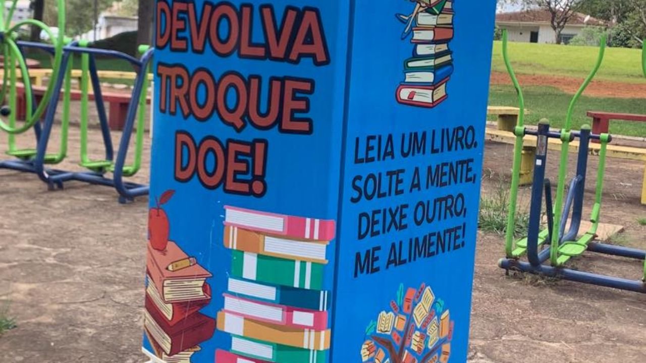 Geladeira usada como biblioteca pública após incêndio em Pitanga