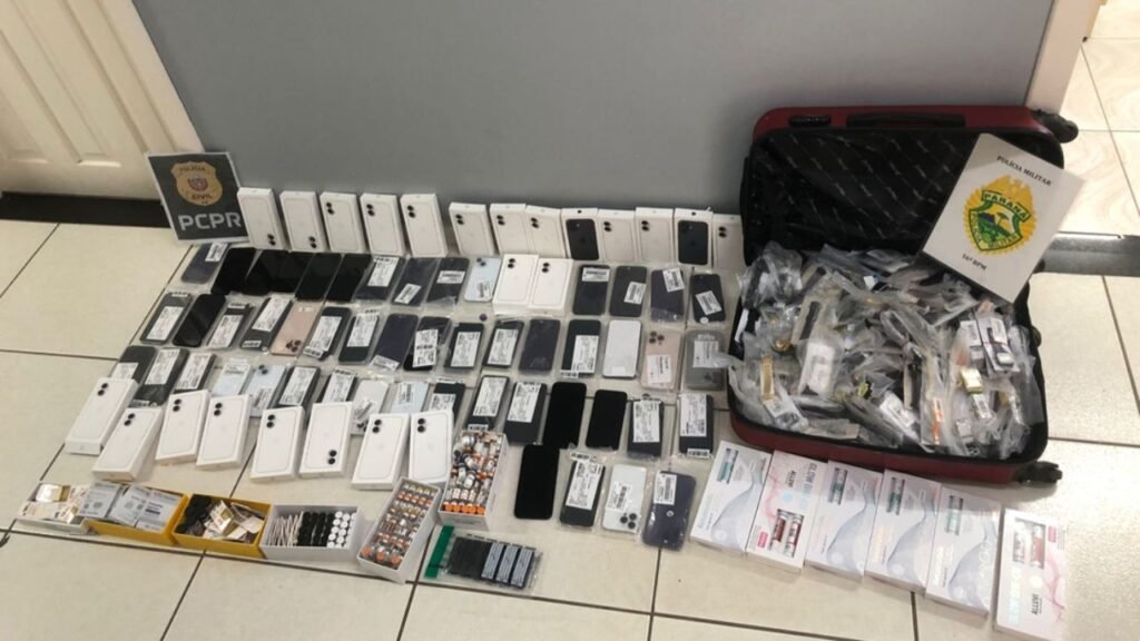 Mercadorias avaliadas em R$ 1 milhão foram apreendidas durante abordagem em ônibus em Guarapuava. Foto: Divulgação/ PM