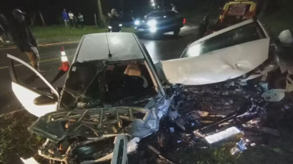 Veículos destruídos após acidente fatal na Avenida Rubens Siqueira Ribas em Guarapuava