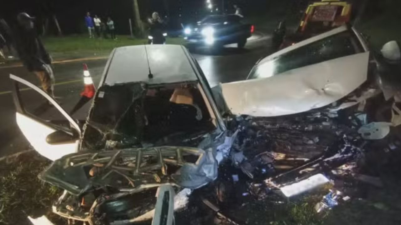 Veículos destruídos após acidente fatal na Avenida Rubens Siqueira Ribas em Guarapuava