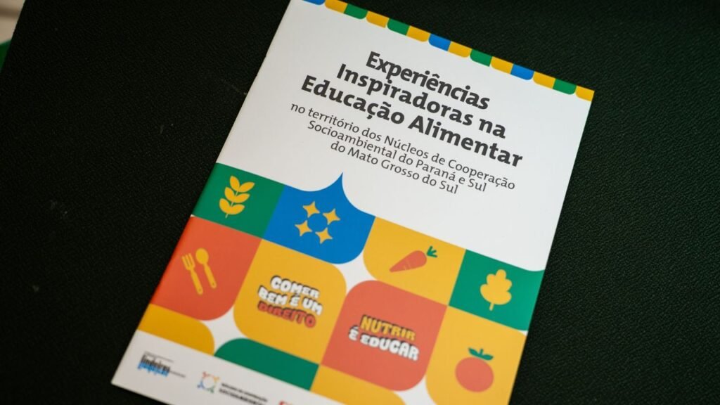 Versão física do Caderno foi entregue para cerca de 900 pessoas durante o Encontro de Integração da Formação em Segurança Alimentar e Nutricional, em março. Foto: Jaqueline Dutra - Vídeo UP/Itaipu Parquetec.