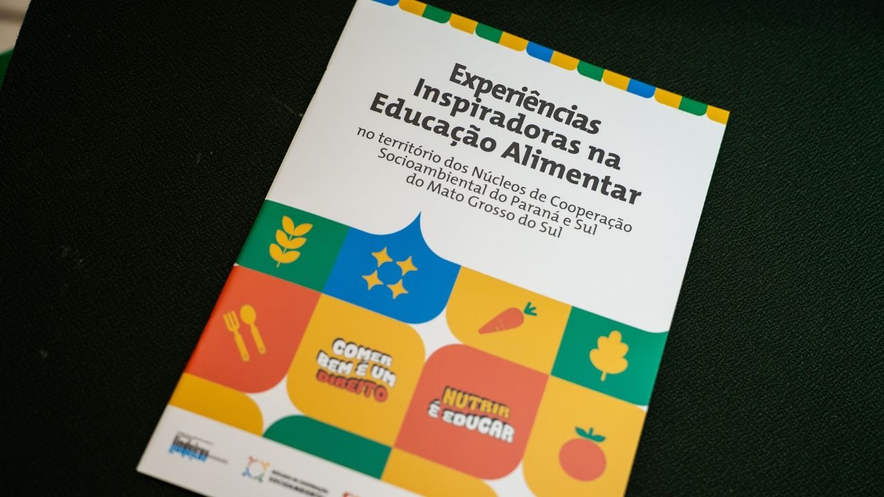 Versão física do Caderno foi entregue para cerca de 900 pessoas durante o Encontro de Integração da Formação em Segurança Alimentar e Nutricional, em março. Foto: Jaqueline Dutra - Vídeo UP/Itaipu Parquetec.