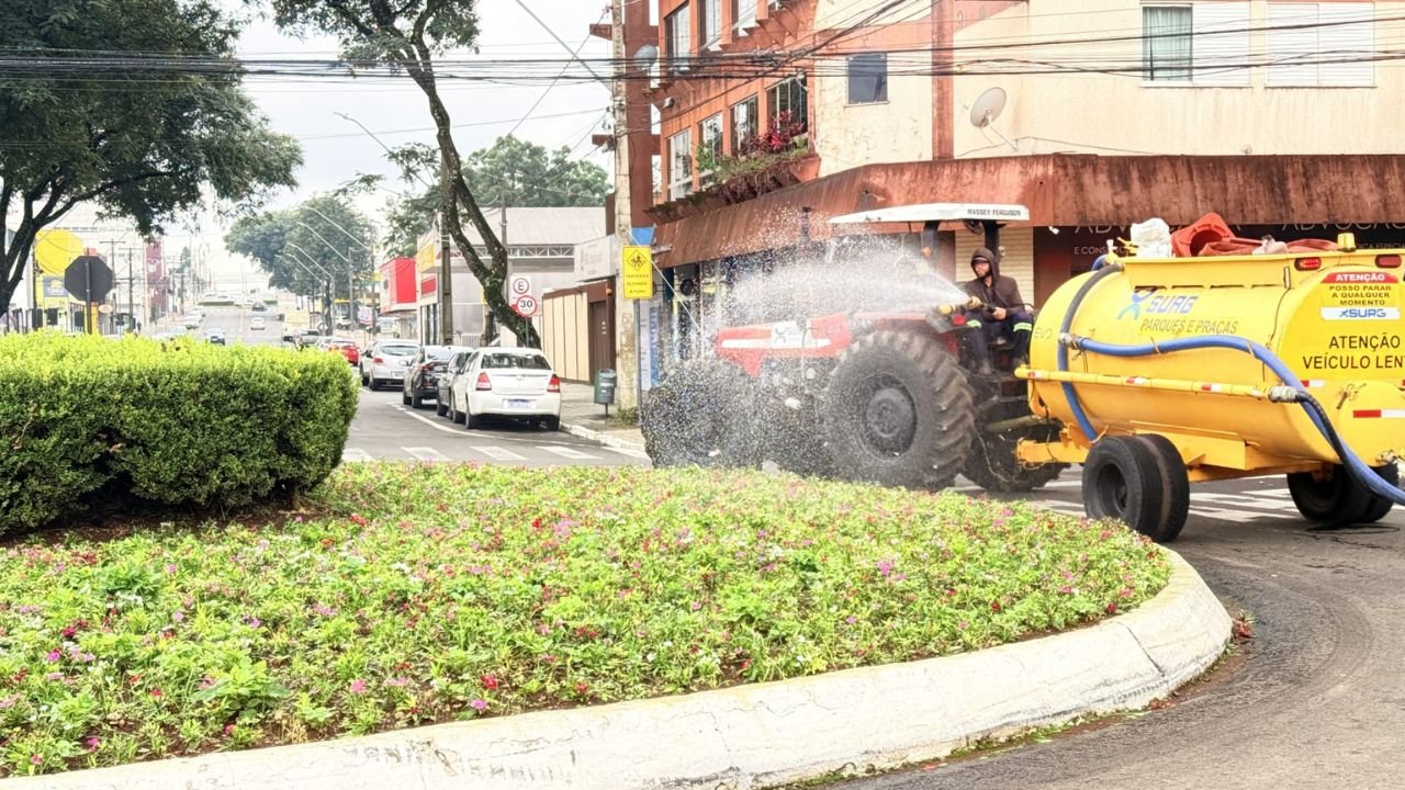 Equipes da Surg realizam aplicação de adubo líquido em flores e cercas vivas de avenidas e rotatórias de Guarapuava. Foto: Divulgação/ Prefeitura de Guarapuava