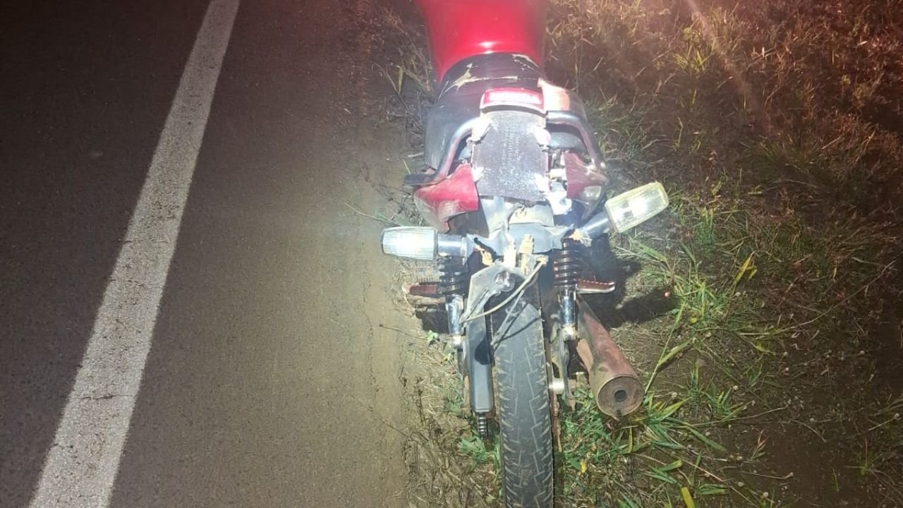 Motocicleta da vítima ficou às margens da PRC-456 após o crime registrado em Santa Maria do Oeste. Foto: Divulgação/ PRE