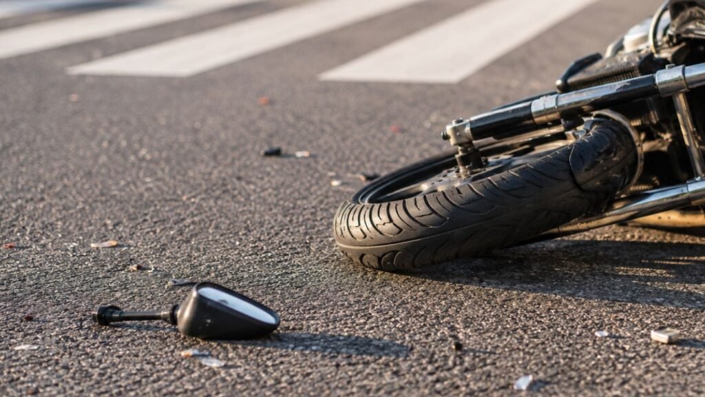 Imagem ilustrativa mostra motocicleta caída após acidente envolvendo atropelamento em área urbana.