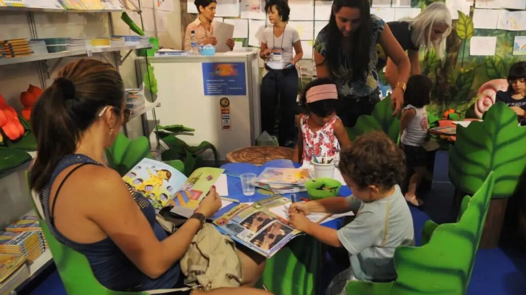 Estudo aponta baixa frequência de leitura compartilhada entre famílias brasileiras e crianças na pré-escola.