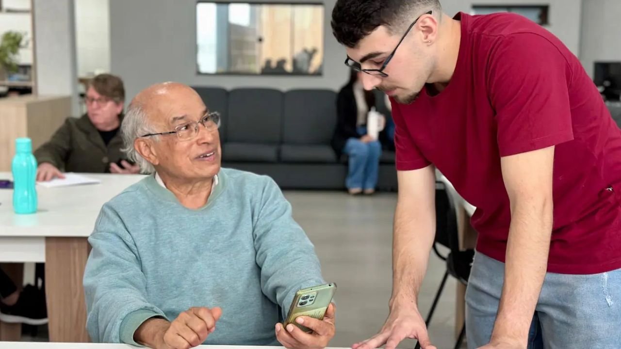 Idosos participam de aula de inclusão digital em Guarapuava