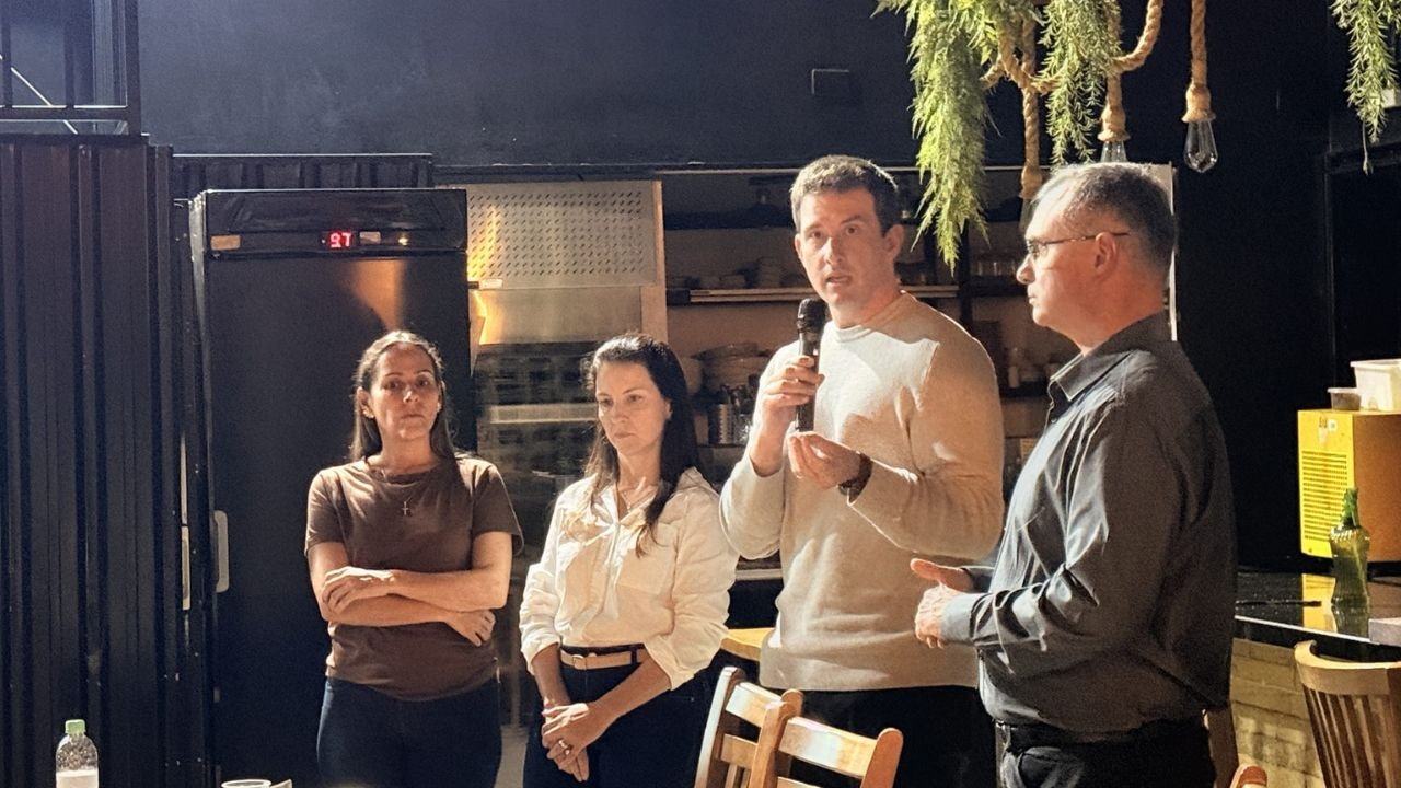 Reunião da Prefeitura de Guarapuava sobre revisão do Plano Diretor com engenheiros e arquitetos